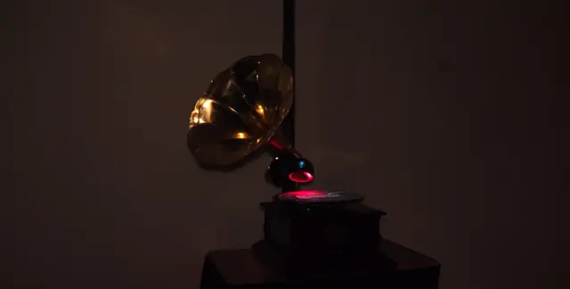 A Agulha que Faltava: gramofone iluminado no escuro, com um feixe de luz sobre o vinil