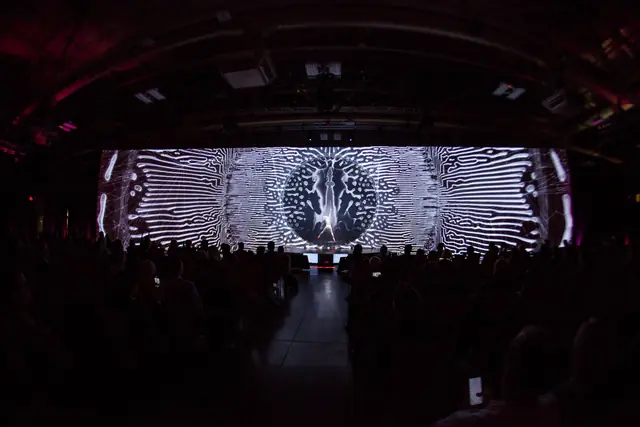 Morphogenesis no Time Machine 2019, Austin: ecrã gigante com padrões gerados por motion tracking