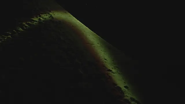 Ocean Memories: linha de laser verde a desenhar a topografia da areia