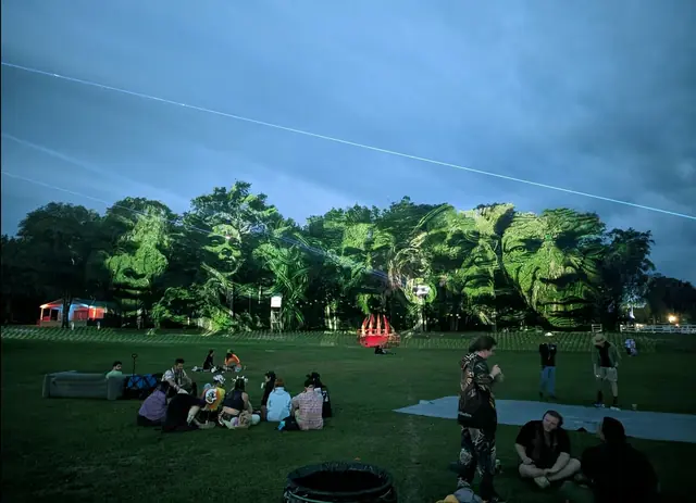Projeção de rostos sobre árvores no Spirit of the Suwannee Music Park, Florida