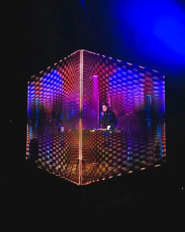 VOXEL Cube: cubo de luz com padrões coloridos e um performer no interior